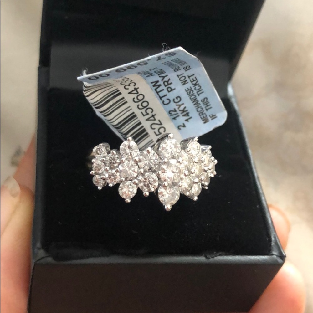 Gorgeous New Stunning diamond ring